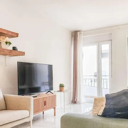 Retreat With Balcony, Steps To Rems Apartament