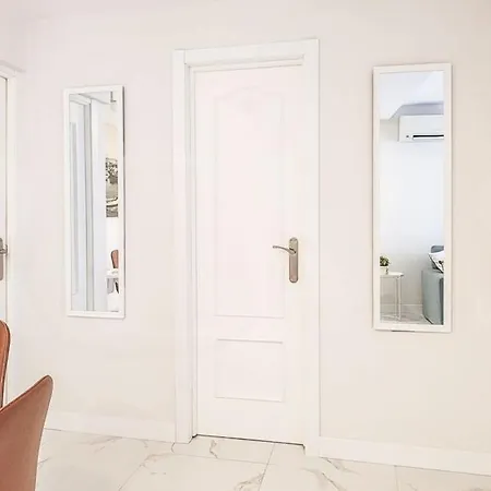 Retreat With Balcony, Steps To Rems Apartament