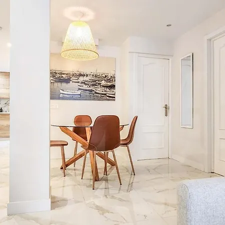 Apartament Retreat With Balcony, Steps To Rems