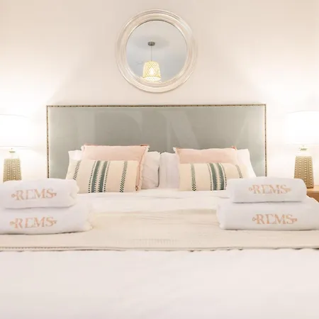 Daire Retreat With Balcony, Steps To Rems Fuengirola