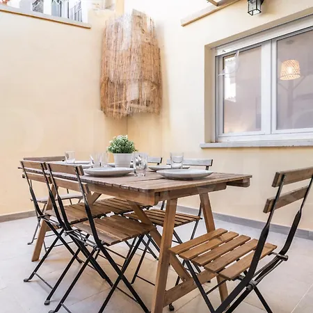 Daire Retreat With Balcony, Steps To Rems