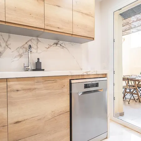 Retreat With Balcony, Steps To Rems *