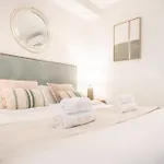 Apartment Retreat With Balcony, Steps To Rems *