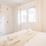 Retreat With Balcony, Steps To Rems Apartment