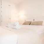 Retreat With Balcony, Steps To Rems Apartment *