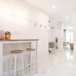 Retreat With Balcony, Steps To Rems Apartment *