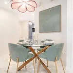 Retreat With Balcony, Steps To Rems Apartment