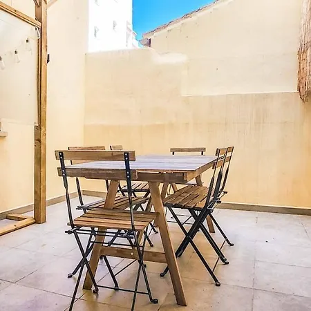 Retreat With Balcony, Steps To Rems Appartement