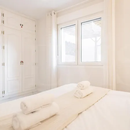 Retreat With Balcony, Steps To Rems Apartment