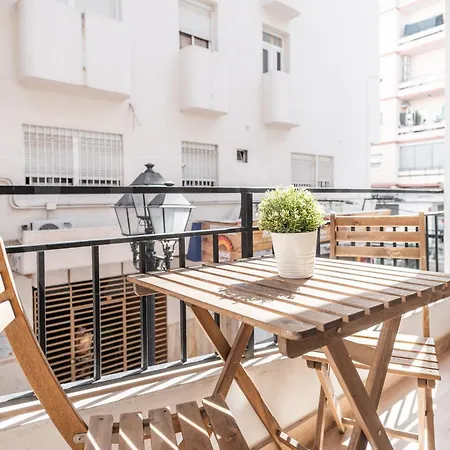 Apartment Retreat With Balcony, Steps To Rems Fuengirola
