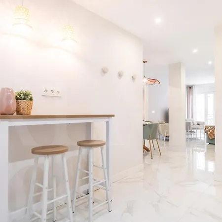 Retreat With Balcony, Steps To Rems Apartment *