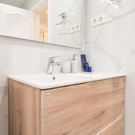 Apartment Retreat With Balcony, Steps To Rems *