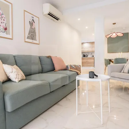 Apartment Retreat With Balcony, Steps To Rems Fuengirola