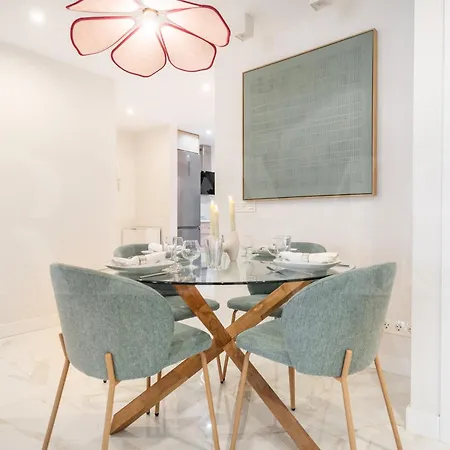 Retreat With Balcony, Steps To Rems Apartment