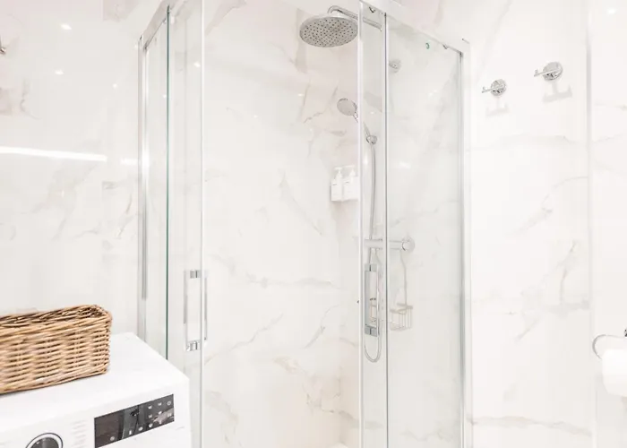 Retreat With Balcony, Steps To Rems