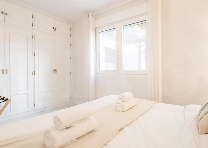 Retreat With Balcony, Steps To Rems Apartment