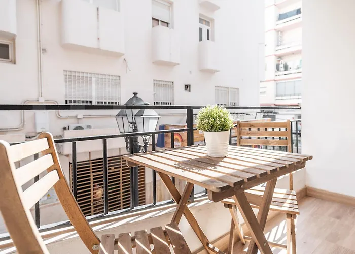 Apartment Retreat With Balcony, Steps To Rems Fuengirola