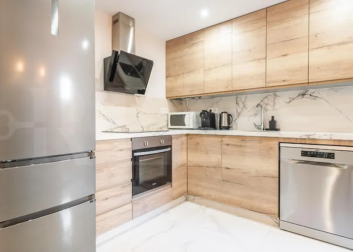 Apartment Retreat With Balcony, Steps To Rems *