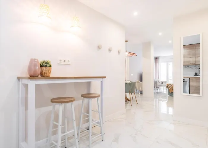 Retreat With Balcony, Steps To Rems Apartment *