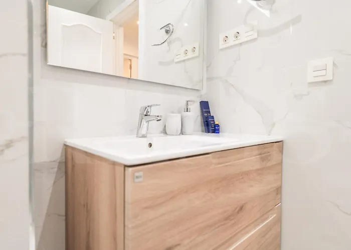 Apartment Retreat With Balcony, Steps To Rems *