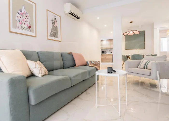 Apartment Retreat With Balcony, Steps To Rems Fuengirola