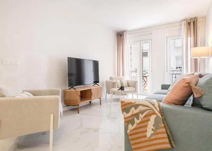 Retreat With Balcony, Steps To Rems Apartment Fuengirola