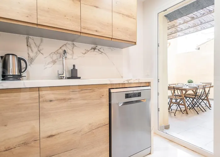 Retreat With Balcony, Steps To Rems *