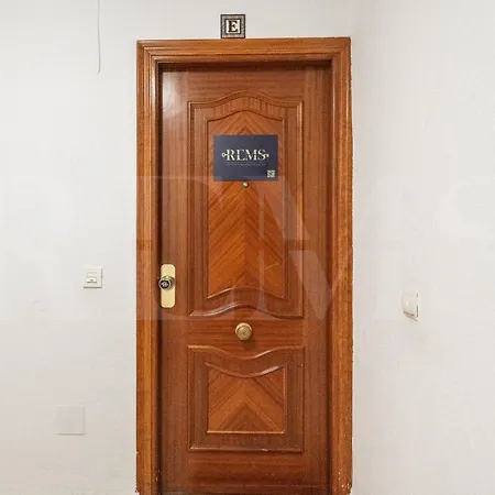 公寓 Retreat With Balcony, Steps To Rems