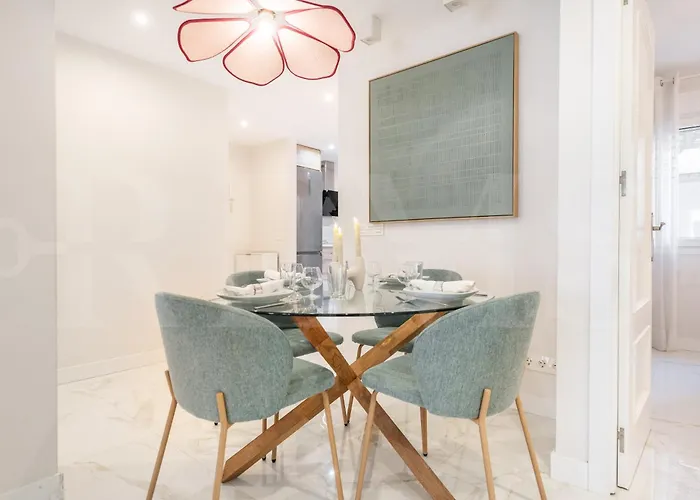 Retreat With Balcony, Steps To Rems 公寓