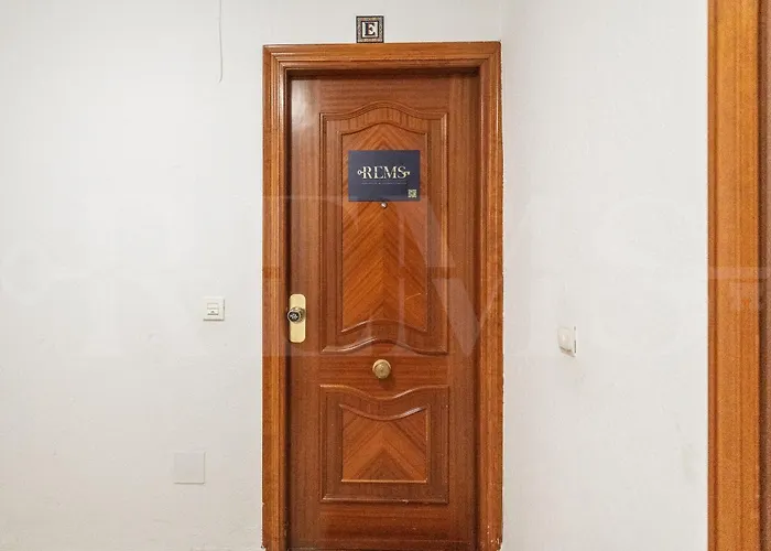 公寓 Retreat With Balcony, Steps To Rems